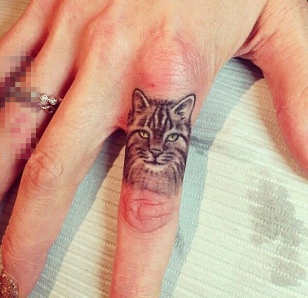 点击大图看下一张：女生手指上黑色素描点刺技巧超写实3d猫咪纹身图片