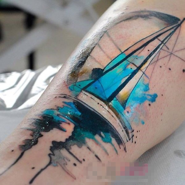 点击大图看下一张：男生大腿上黑色线条素描帆船水彩泼墨纹身图片