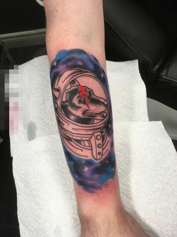 点击大图看下一张：男生手臂上彩绘创意星空与狗纹身图片