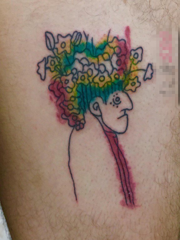 点击大图看下一张：男生腿上彩绘线条人物与创意花朵头饰纹身图片