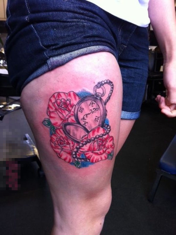 点击大图看下一张：女生大腿上彩绘水彩创意花朵和怀表纹身图片