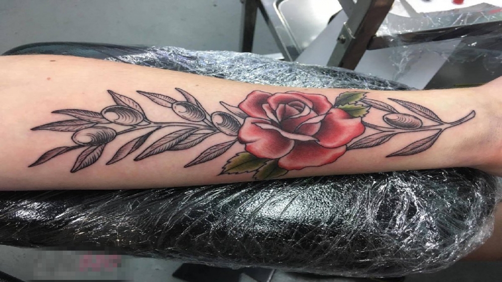 点击大图看下一张：女生手臂上彩绘技巧唯美花朵与树叶纹身图片