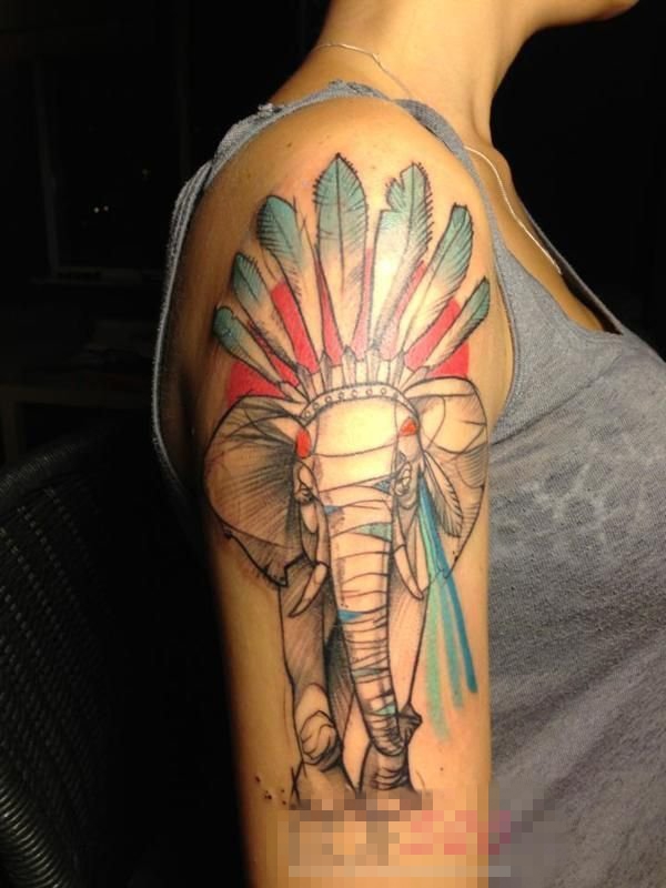 点击大图看下一张：女生手臂上彩绘水彩印第安元素大象纹身图片