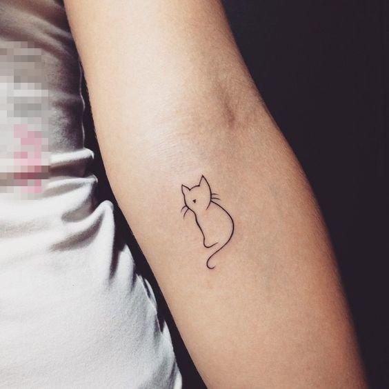 点击大图看下一张：女生手臂上黑色线条简约猫咪轮廓小图案纹身图片