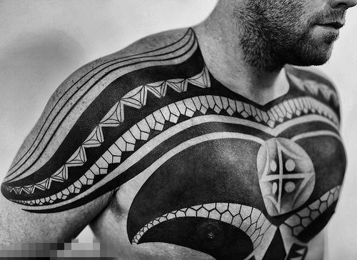 点击大图看下一张：适合男生的胸口彩绘创意多技巧纹身图案