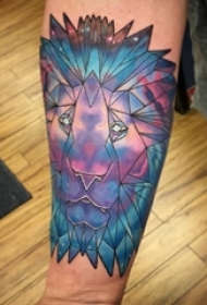 男生手臂上彩绘几何纹身图片创意线条狮子纹身图片