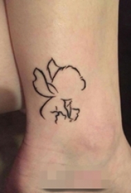 女生脚踝上黑色抽象线条卡通人物史迪仔纹身图片