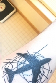 女生手臂上黑色简约线条清新飞机纹身图片
