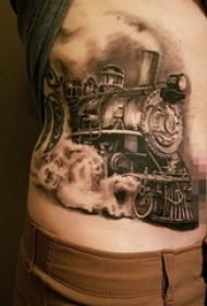 男生侧腰上黑灰点刺技巧抽象线条火车头纹身图片