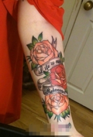 女生手臂上彩绘玫瑰花纹身图片