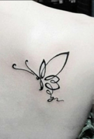 女生背部黑色线条创意抽象唯美蝴蝶纹身图片