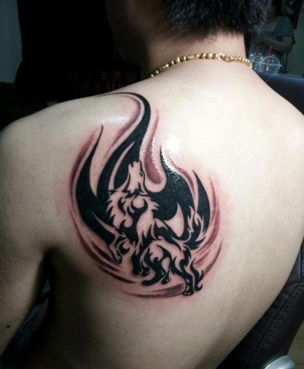 点击大图看下一张：型男背部很酷的图腾狼火焰纹身图案