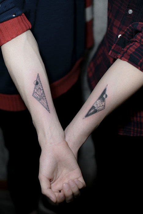点击大图看下一张：情侣手臂几何山脉纹身图案