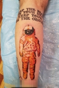 男生手臂上彩绘太空人纹身图片