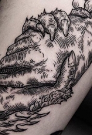 男生手臂上黑色抽象线条握手手掌纹身图片
