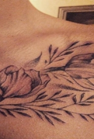 男生肩部黑色点刺技巧植物素材花朵纹身图片