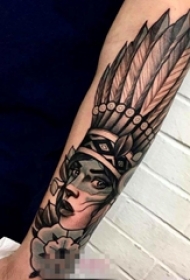 女生手臂上黑灰植物素材点刺技巧印第安人纹身图片