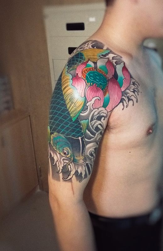 点击大图看下一张：大臂好看的鲤鱼莲花彩绘纹身图案