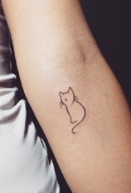 女生手臂上黑色线条简约猫咪轮廓小图案纹身图片