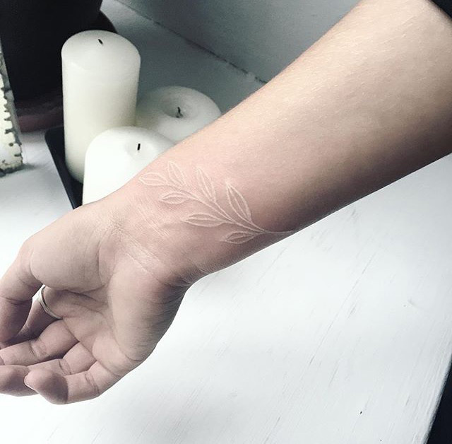 点击大图看下一张：手腕清新的白色隐形橄榄枝纹身图案