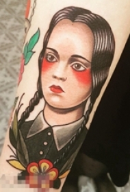 女生手臂上彩绘卡通女孩人像纹身图案