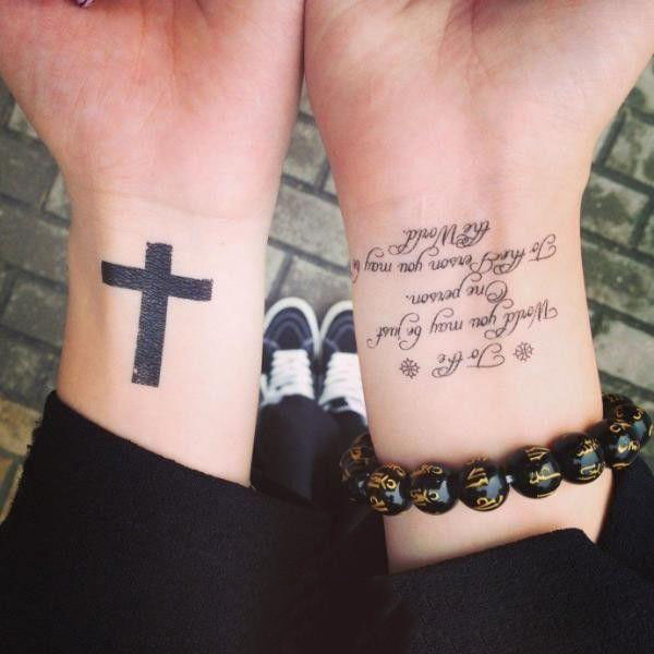 点击大图看下一张：手腕崇尚信仰的十字架英文纹身图案