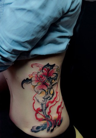 点击大图看下一张：女生腰部唯美好看的花朵纹身图案