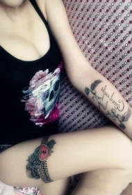 女生手臂鸽子字母纹身图案
