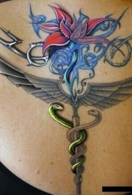 女孩子后背漂亮毒蛇鲜花翅膀纹身图案
