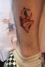 男生小腿上彩绘几何线条月亮和狐狸纹身图片