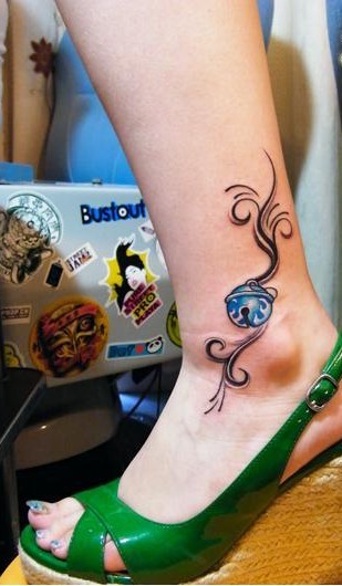 点击大图看下一张：女生脚裸的彩绘铃铛纹身图案