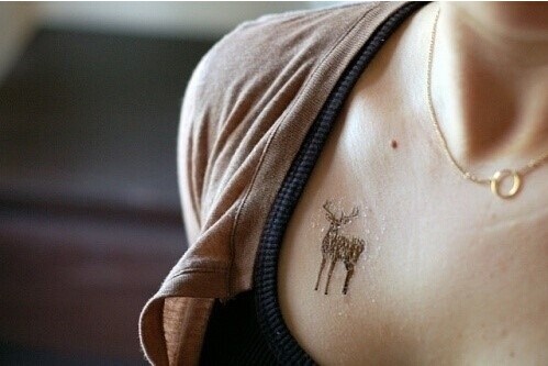 点击大图看下一张：女性胸部性感可爱小鹿纹身图案