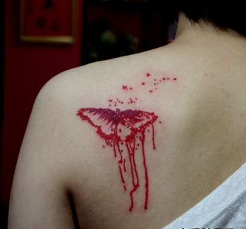 点击大图看下一张：女生背部精美的彩色图腾蝴蝶纹身图案