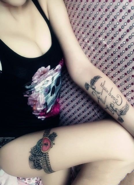 点击大图看下一张：女生手臂鸽子字母纹身图案