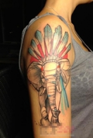 女生手臂上彩绘水彩印第安元素大象纹身图片