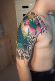 大臂好看的鲤鱼莲花彩绘纹身图案
