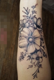 女生手臂上黑灰点刺技巧植物素材花朵纹身图片