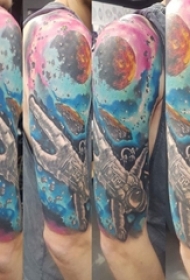 男生手臂上彩绘花臂太空人纹身图片