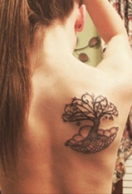 女生背部黑色植物抽象线条生命树纹身图片