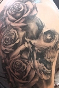 男生手臂上黑白灰色骷髅与玫瑰图片