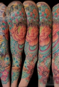 男生手臂上创意彩绘花臂与花卉蜜蜂纹身图片