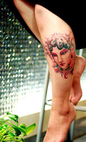 点击大图看下一张：潮流唯美的女人腿部花旦纹身图案