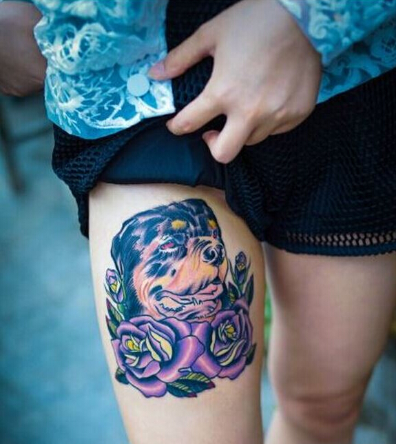 点击大图看下一张：女性腿部时尚好看的汪星人玫瑰花纹身图案