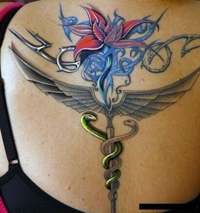 点击大图看下一张：女孩子后背漂亮毒蛇鲜花翅膀纹身图案