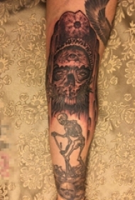 男生手臂上黑灰色素描技巧骷髅纹身图片