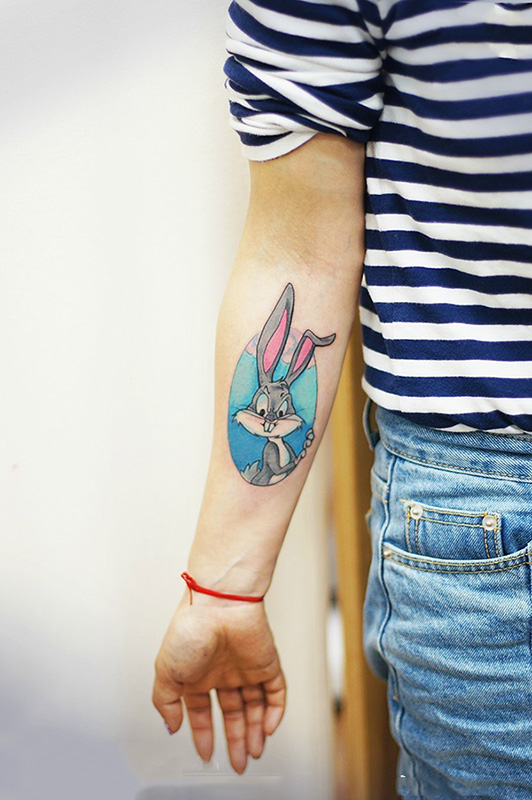 点击大图看下一张：手臂童话中的小可爱兔八哥卡通纹身图案