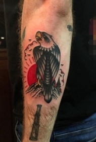 男生手臂上彩绘红日老鹰纹身图片