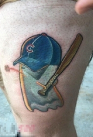 男生大腿上彩绘抽象线条与棒球帽棒球棒纹身图片