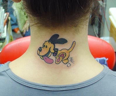 点击大图看下一张：颈部可爱的卡通狗狗纹身图案