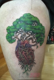 男生大腿上彩绘抽象线条心脏和生命树纹身图片